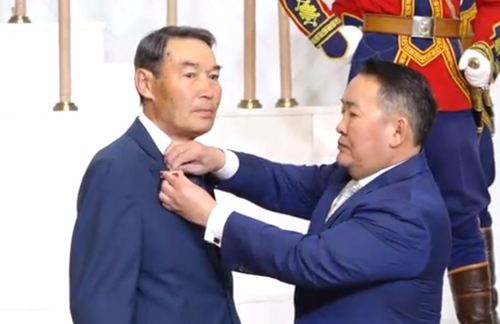 ШУУД: Ерөнхийлөгч төрийн дээд одон медаль гардуулж байна